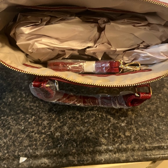 Red Croc-Embossed Tote Handbag – Sleek & Sophisticated ✨ - Picture 3 of 3